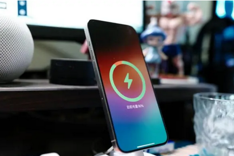 夏邑苹果15换屏服务分享用什么充电器给iPhone15充电更好 